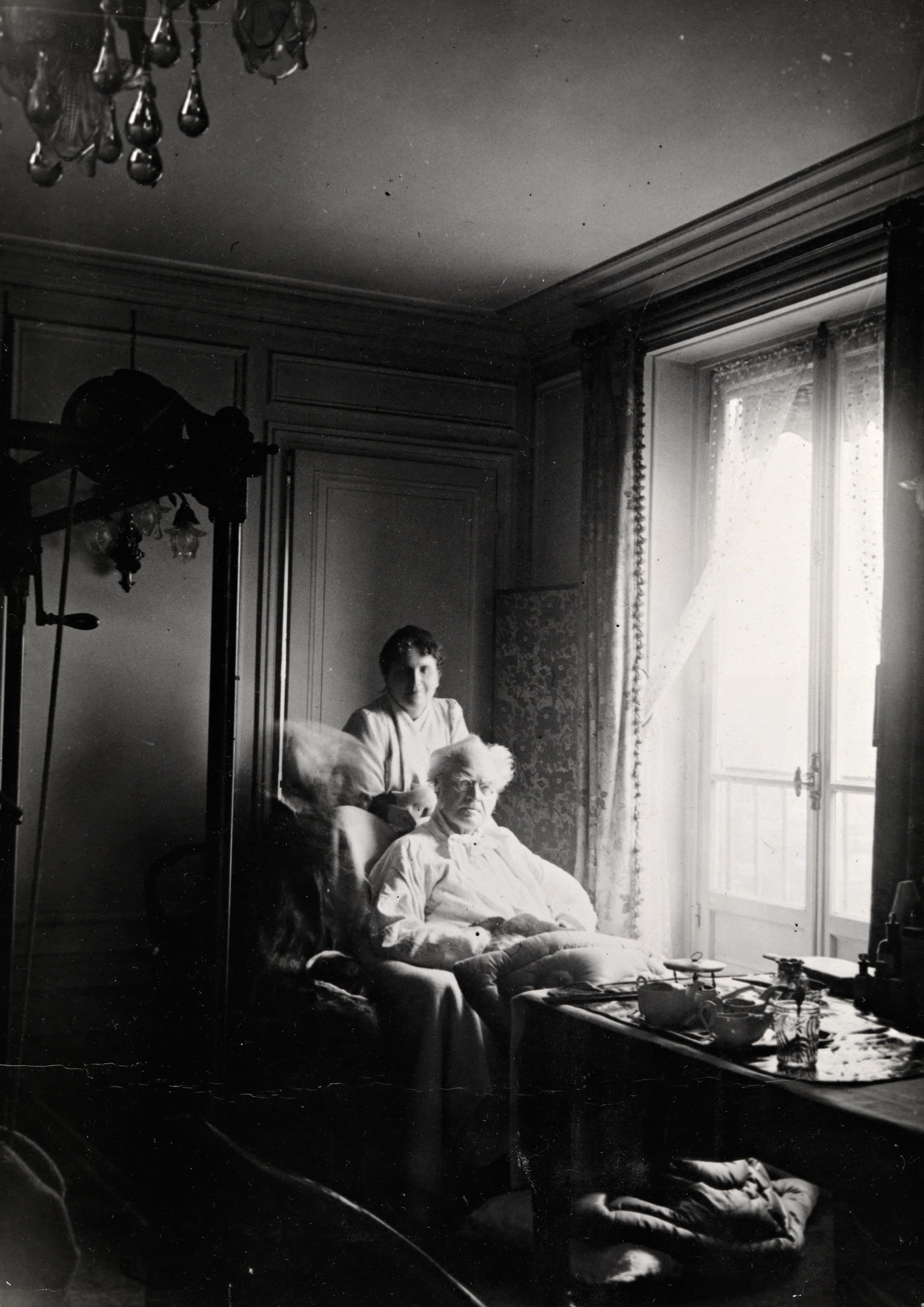 Bjørnson, Nisan 1910'da Paris'te, Hotel Wagram'da gelini Bergliot Ibsen ile. Ölümünden kısa süre önce. Norveç Ulusal Kütüphanesi.