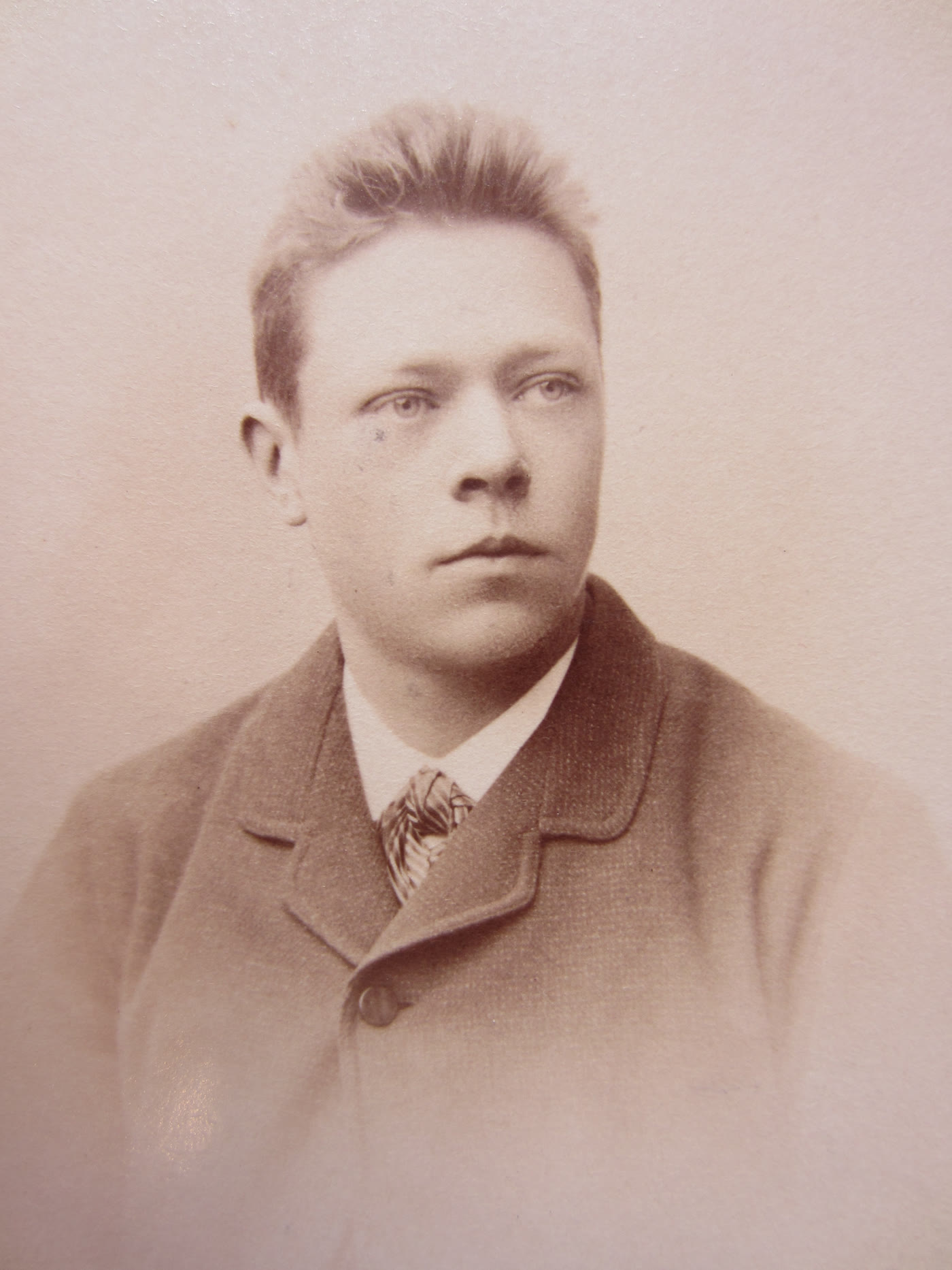 Genç Hjalmar Söderberg, yaklaşık 1886. Göteborg Üniversitesi Kütüphanesi, Tom Söderberg fotoğraf arşivi.