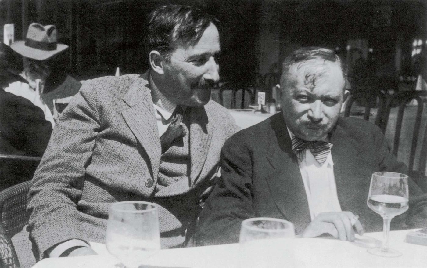 Stefan Zweig (solda) ve Joseph Roth, Ostend, 1936. Fotoğrafı, Zweig'ın sonradan evleneceği Lotte Altmann çekti.